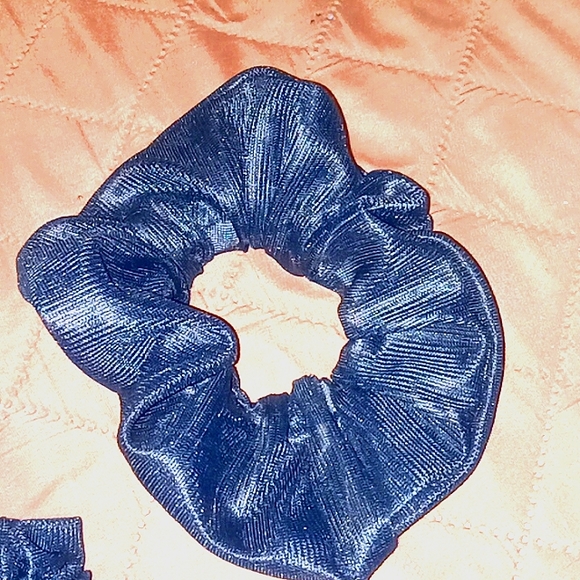 Scrunchi - Picture 1 of 2